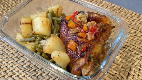 Cuisse de poulet rôtie, pommes de terre et haricots verts