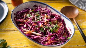 Salade de lentilles, chou rouge, pommes et graines de courge