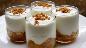 Fromage blanc sur lit de compote de pommes bio maison