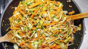 Wok de poulet et nouilles sautées