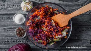 Salade de chou rouge, pommes, graines de tournesol