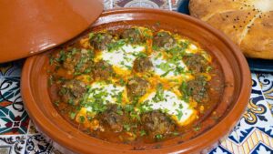 Tagine de boulettes de bœuf, petits pois et œufs