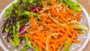 Salade de carottes, chou rouge et pommes
