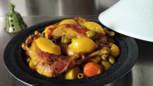 Tagine de poulet, pommes de terre, citrons confits et olives