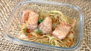 Wok de poissons et nouilles sautées