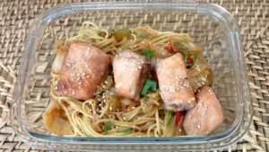 Nouilles sautées aux poissons du marché