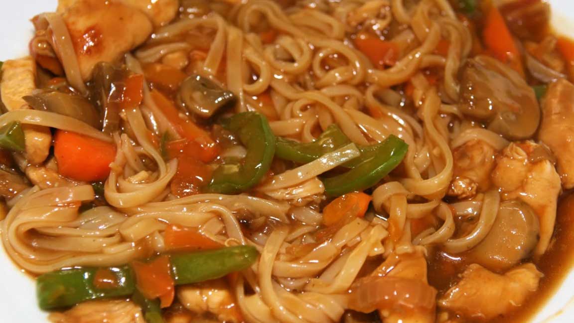 Emincé de poulet aux légumes d'été et pâtes