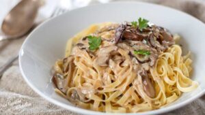 Emincé de poulet aux champignons et tagliatelles fraîches