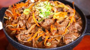 Wok de porc, nouilles sautées et julienne de légumes