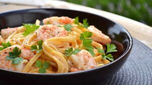 Poêlée de pâtes au saumon et crevettes