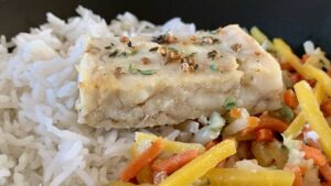 Poisson blanc, julienne de légumes et riz