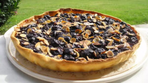 Tarte amandine aux quetsches et pistaches