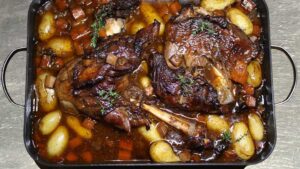 Gigot d’agneau à la marocaine aux pruneaux et pommes de terre