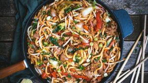 Porc au caramel et nouilles sautées et julienne de légumes
