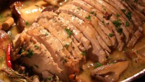 Roti de porc moelleux aux champignons accompagné de pâtes