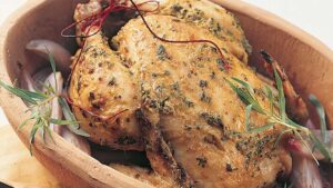 Poulet à l’estragon, aux tomates accompagnées de pâtes