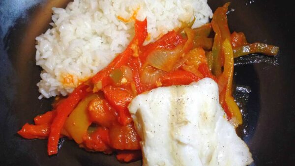 Poisson blanc, piperade et riz
