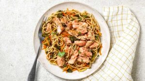 Nouilles sautées aux légumes et saumon
