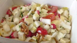 Salade d’endives, pommes, noix et emmental