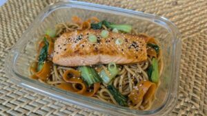 Nouilles sautées et saumon aux saveurs asiatiques